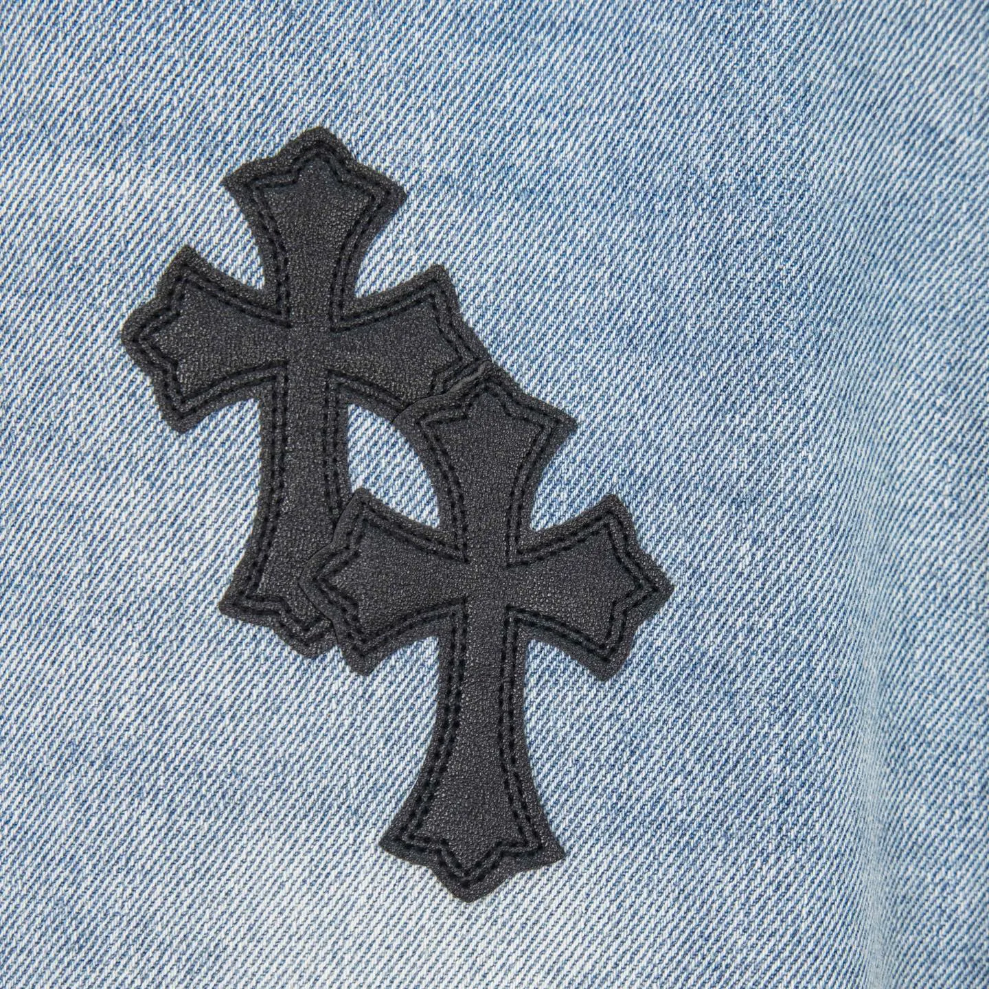 P240 Chrome Hearts light blue, black and white multi-quick leather couple jeans are a hot item this season and are sought after by countless celebrities and fashionistas. The neat details of the cutting process add color to the playful fashion! The neat and meticulous design, and the well-fitting structure is unique. The upper body not only has outstanding recognition, but also looks younger and younger. A style with the ultimate wearing meaning and performance, gorgeous color matching, and the craftsmanship of this style is also extremely extraordinary. After the finished product is washed, it is disassembled and hand-made with sheepskin cross leather and then spliced ​​together to complete. The whole piece has too many craftsmanship to describe. It is decorated with patchwork cross flowers and high-waisted washed jeans! ! Absolutely high-end luxury product, a god-level single product, a super popular product, made by top heavy industry, a magic weapon that cannot be missed. Style number: 1830# Size: 28 30 32 34 36 Color: light blue